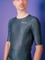 Homem usando a camisa Aero Medal com Bretelle Moove na cor cinza holográfico, destacando o design e textura do tecido.