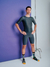 Modelo masculino usando kit de camisa Aero Medal com bretelle Moove na cor cinza holográfico, posando em frente a um fundo roxo.