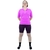 Mulher sorridente vestindo uma camisa de ciclismo feminina rosa com zíper e bermuda escura.