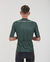 Camisa de ciclismo masculina em verde, vista traseira, com detalhes em tecido respirável e ajuste na cintura.
