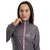 Jaqueta Corta Vento de Ciclismo Feminina Márcio May Pro Cinza/Neon Pink Foto com Modelo Detalhes
