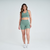 Modelo vestindo shorts femininos verdes mescla da marca Marcio May, ideal para atividades de fitness.