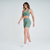 Modelo usando shorts feminino verde mescla da Marcio May Sports, ideal para atividades físicas.