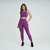 Modelo usando um conjunto roxo de top e calça legging da Marcio May Sports, com detalhes texturizados.