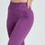 Calça legging feminina na cor uva com detalhe texturizado na lateral.
