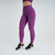 Calça legging feminina na cor uva, ideal para atividades físicas, com detalhes em textura e cintura alta.