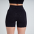 Shorts femininos pretos com detalhes em relevo nas laterais, vistos de trás.
