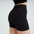 Shorts fitness pretos com detalhes em relevo, parte de um kit feminino de roupas esportivas.