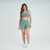 Conjunto fitness feminino em verde mescla, composto por top e shorts, modelo moderno e confortável.