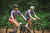 Casal de ciclistas usando camisas de ciclismo Marcio May Highline Gravity em um ambiente natural.