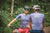 Dois ciclistas conversando em uma trilha, usando camisetas de ciclismo da linha Highline Gravity, rodeados pela vegetação.