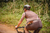 Colete Corta Vento Masculino Marcio May New Race Marrom Foto com Ciclista
