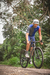 Homem pedalando uma bicicleta em uma trilha, vestindo a camisa Highline Marinho com Bretelle Moove Marinho Max.