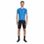 Homem vestindo kit camisa pro mint azul com bretelle preto, posando de frente.