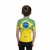 Criança vestindo uma camisa com a bandeira do Brasil, vista de costas.