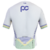 Camisa ciclismo branca com detalhes coloridos e logo "PC" nas costas, parte de um conjunto do País do Ciclismo Brasil.