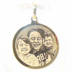Foto Medalla Redonda de Oro 18 Kt Personalizada con foto y frase - 20mm