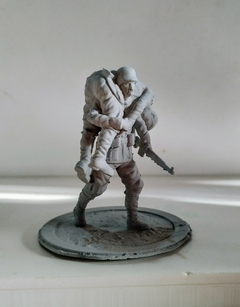 SOLDADO CARGANDO HERIDO