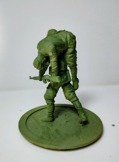 SOLDADO CARGANDO CAMARADA HERIDO - comprar online