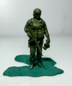 SOLDADO CON MASCARA ANTI GASES