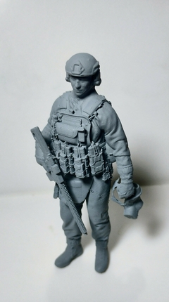 Soldado Moderno mascara en mano