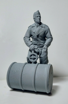 SOLDADO CON TAMBOR DE COMBUSTIBLE