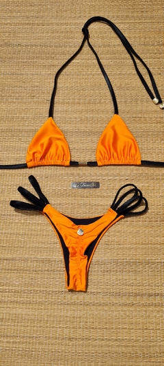 BIQUÍNI CORTININHA E CALCINHA EMPINA BUMBUM TRÊS TIRAS LARANJA/´PRETO