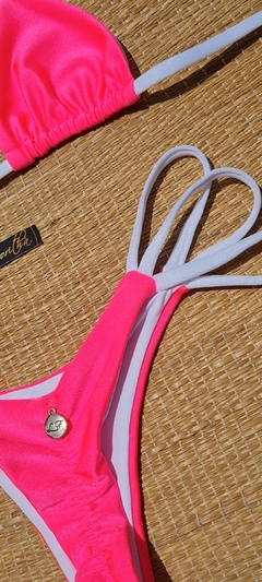 BIQUÍNI CORTININHA E CALCINHA EMPINA BUMBUM TRÊS TIRAS BRANCO/PINK