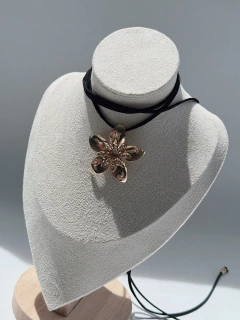 CHOKER FLOR SIMPLE - NEGRO CON DORADO - tienda online