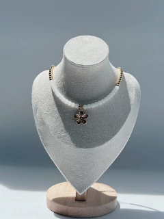 COLLAR PERLAS Y FLOR - BLANCO CON DORADO - comprar online