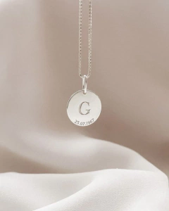 Colgante con Inicial en Plata 925 | Grabado Personalizado con Fecha o Palabra | Joya Minimalista en internet
