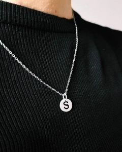 Colgante con Inicial en Plata 925 | Grabado Personalizado con Fecha o Palabra | Joya Minimalista
