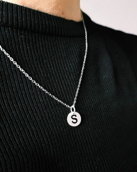 Colgante con Inicial en Plata 925 | Grabado Personalizado con Fecha o Palabra | Joya Minimalista