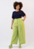 Calça alfaiataria recortes e pregas verde garden - comprar online
