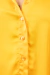 Camisa acetinada barra arredondada amarelo solar - Glam by
