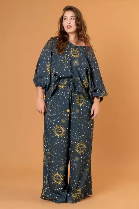 Blusa Ampla Cava Deslocada Mística - comprar online