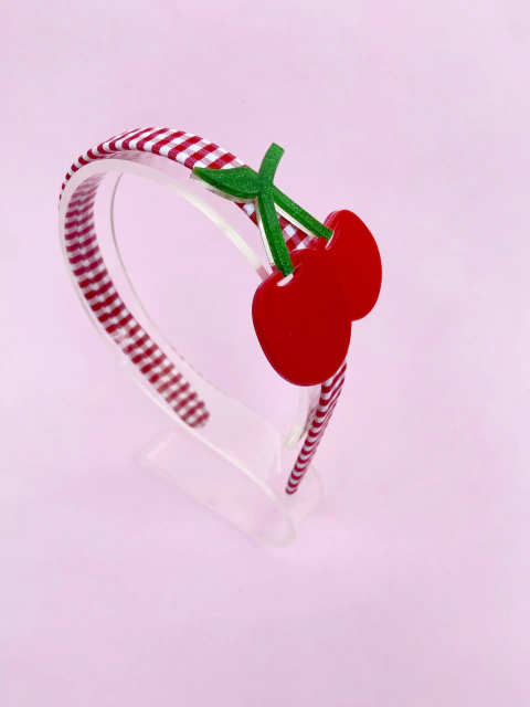 Tiara xadrez com aplique de cereja