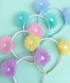 Tiara pompom c/ aplique de coração - comprar online