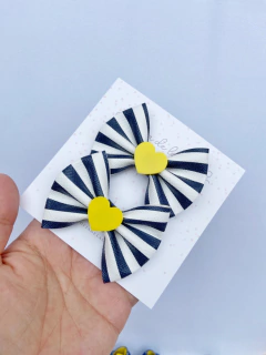 Laço Antonela listras com aplique de coração (unidade)