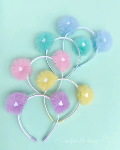Tiara pompom c/ aplique de coração