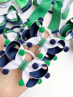 Laço Sofia escolar c/ pompons (unidade) - comprar online