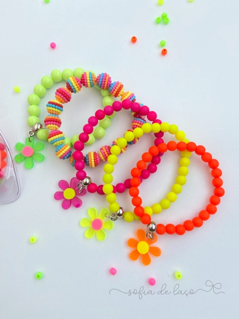 Kit pulseiras florzinhas neon