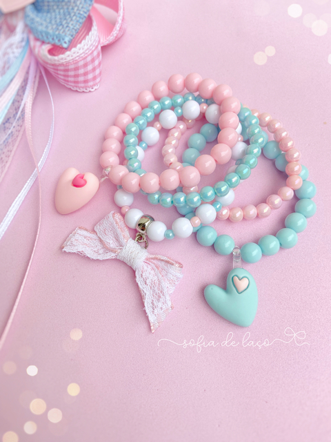 Kit pulseiras tons azul e rosa claro.