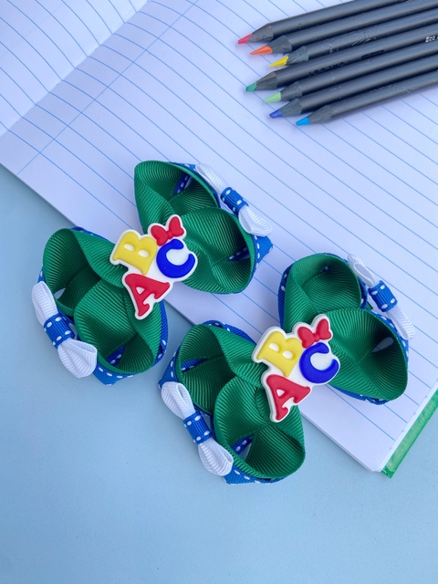 Laço Liz escolar com aplique ABC (unidade)