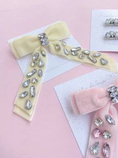 Laço veludo pontas com pedraria na internet