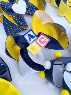 Laço Alice escolar com aplique ABC