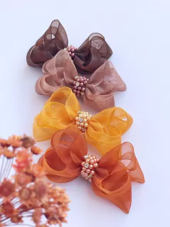 Laço Liz M duplo organza com chuva de pérolas - Sofia de Laço