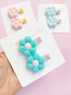 Florzinhas de pompons (par) - Sofia de Laço