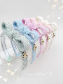 Tiara felpuda com laço e detalhe ursinho strass - comprar online
