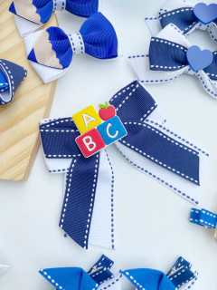 Laço escolar com pontas e aplique ABC - comprar online
